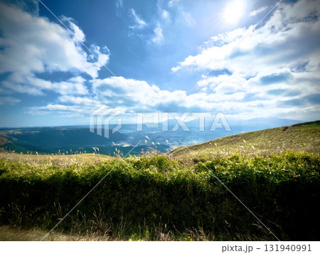 目の前に広がる草原と阿蘇の風景 目の前に広がる草原と阿蘇の風景 131940991