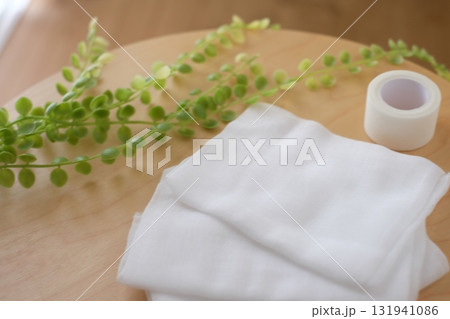 医療用ガーゼとテープ 医療用ガーゼとテープ 131941086