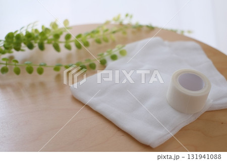 医療用ガーゼとテープ 医療用ガーゼとテープ 131941088