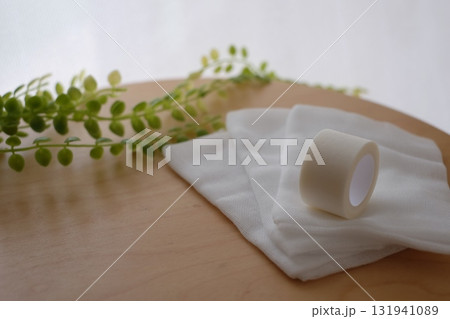 医療用ガーゼとテープ 131941089