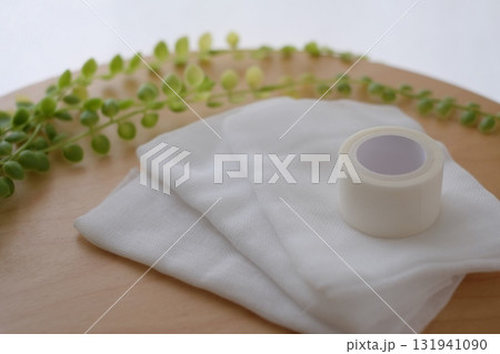 医療用ガーゼとテープ 医療用ガーゼとテープ 131941090