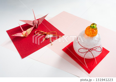 華やかな背景の鏡もち 131941223