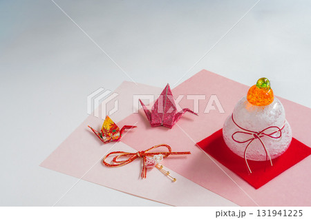 華やかな背景の鏡もち 131941225