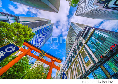 日本の東京都市景観 日本橋室町・ビルの谷間の福徳神社などを望む 131941421