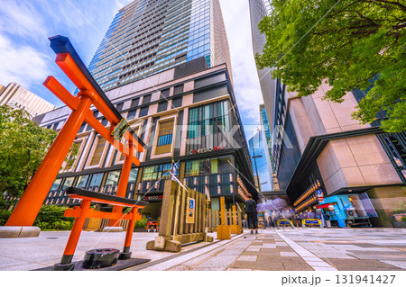 日本の東京都市景観 日本橋室町・ビルの谷間の福徳神社などを望む。右奥に再開発のビル… 131941427