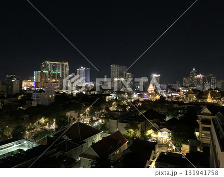 プノンペンの独立記念塔と夜景が美しく輝く都市風景｜カンボジアの街並み 131941758