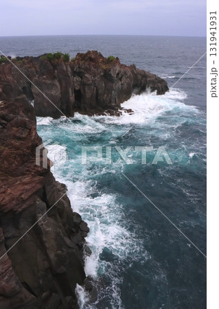 城ヶ崎海岸(静岡県伊東市・縦構図) 城ヶ崎海岸(静岡県伊東市・縦構図) 131941931