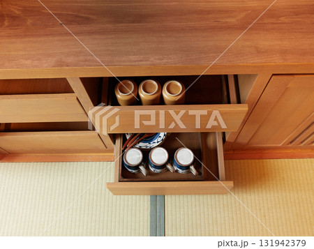 観光地のホテルの和風家具とお茶セットの様子 131942379