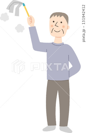 はたきで掃除をするシニア男性 131942412