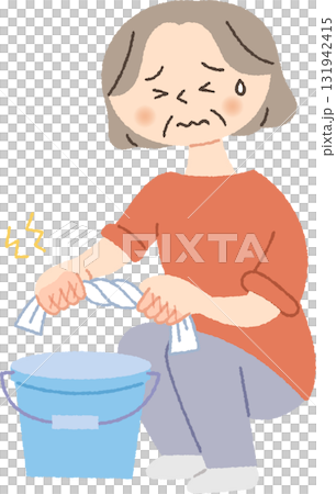 一位老婦人擰乾抹布，雙手變得粗糙 131942415