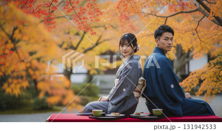 着物姿の男女　秋の紅葉 131942533