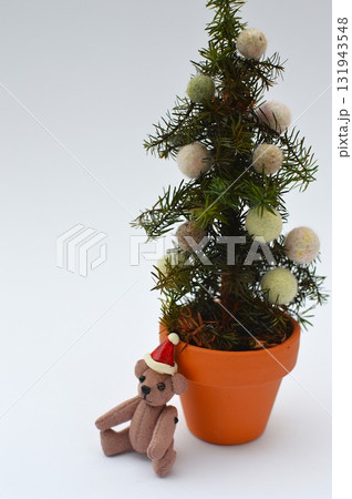 小さなクリスマスツリーとテディベア 小さなクリスマスツリーとテディベア 131943548