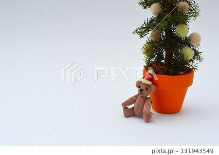 小さなクリスマスツリーとテディベア 小さなクリスマスツリーとテディベア 131943549