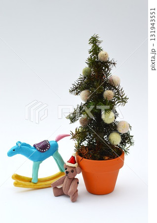 小さなクリスマスツリーとテディベアと木馬 小さなクリスマスツリーとテディベアと木馬 131943551