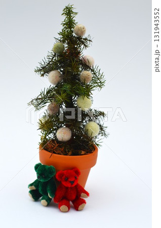 小さなクリスマスツリーとテディベア 小さなクリスマスツリーとテディベア 131943552