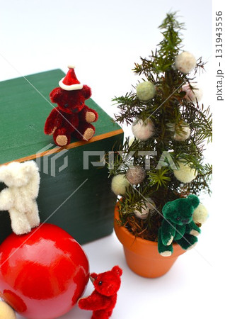 小さなクリスマスツリーとテディベア　 131943556