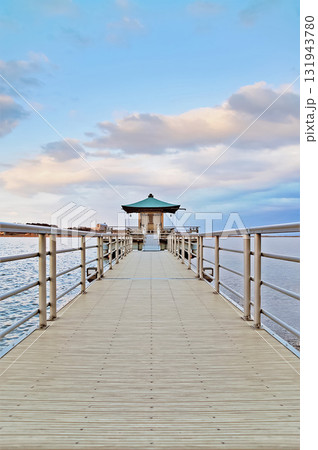 加賀市・片山津温泉の柴山潟に佇む浮御堂と桟橋、夕暮れの空の下で湖面に映える幻想的な景観 加賀市・片山津温泉の柴山潟に佇む浮御堂と桟橋、夕暮れの空の下で湖面に映える幻想的な景観 131943780