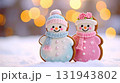 クリスマス　スノーマンジンジャーブレッドクッキーのカップル 131943802