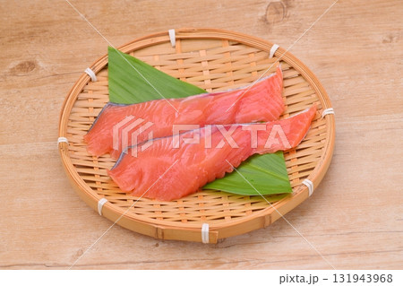未加熱・未調理の加熱用の秋鮭、秋しゃけ、生鮭、生ジャケ、北海道産の鮭の切り身。 未加熱・未調理の加熱用の秋鮭、秋しゃけ、生鮭、生ジャケ、北海道産の鮭の切り身。 131943968