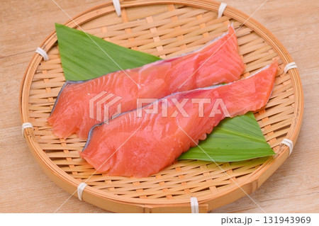 未加熱・未調理の加熱用の秋鮭、秋しゃけ、生鮭、生ジャケ、北海道産の鮭の切り身。 131943969