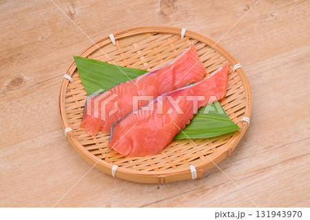 未加熱・未調理の加熱用の秋鮭、秋しゃけ、生鮭、生ジャケ、北海道産の鮭の切り身。 131943970