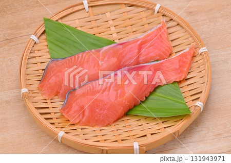 未加熱・未調理の加熱用の秋鮭、秋しゃけ、生鮭、生ジャケ、北海道産の鮭の切り身。 131943971