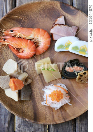 アカシアプレートに取り分けた一人用のお節料理 131944076