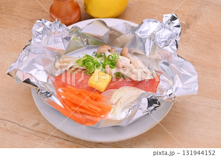 未加熱・未調理、鮭のホイル焼きの調理前イメージ、秋しゃけ、生鮭、生ジャケ、北海道産の鮭の切り身。 131944152