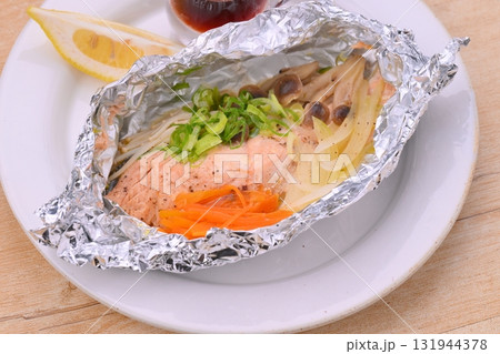 しゃけのホイル焼き、秋鮭のホイル焼、簡単レシピ。 しゃけのホイル焼き、秋鮭のホイル焼、簡単レシピ。 131944378