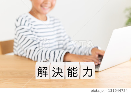 解決能力のブロックと小学生の男の子 解決能力のブロックと小学生の男の子 131944724