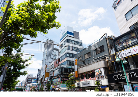 JR新大久保駅　東口方面　韓国街の眺め　夏晴れの青空　東京都新宿区大久保 131944850