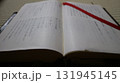 修道院の使いこなされた祈祷書のページを開いたところ 131945145