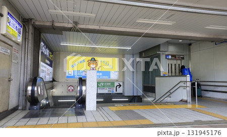 JR中央線の荻窪駅北口、エスカレーターとエレベーターが設置 JR中央線の荻窪駅北口、エスカレーターとエレベーターが設置 131945176