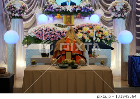 お経を唱える住職 131945364