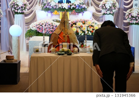 開式のお辞儀をするセレモニーレディー 開式のお辞儀をするセレモニーレディー 131945366