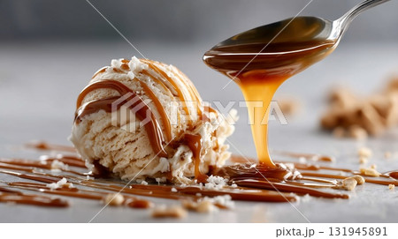 アイスにかかるキャラメル　クリーン背景 131945891