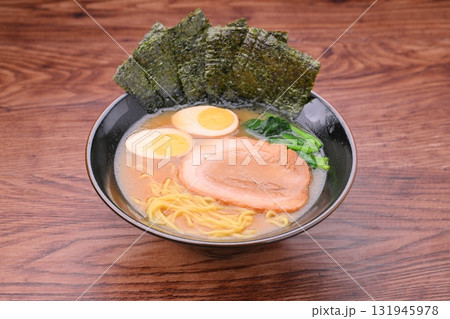 豚骨醤油らーめん、ラーメン、こってり系、厚切りチャーシュー、煮卵、ほうれん草のトッピング。 豚骨醤油らーめん、ラーメン、こってり系、厚切りチャーシュー、煮卵、ほうれん草のトッピング。 131945978
