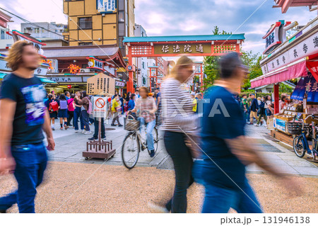 日本の東京都市景観 外国人観光客らで賑わう伝法院通りや仲見世通りなどを望む。危険運転自転車が横行… 日本の東京都市景観 外国人観光客らで賑わう伝法院通りや仲見世通りなどを望む。危険運転自転車が横行… 131946138