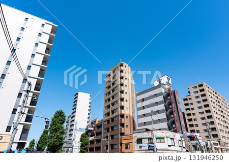 府中寿町三丁目交差点を歩く　春の青空　東京都府中市寿町 131946250