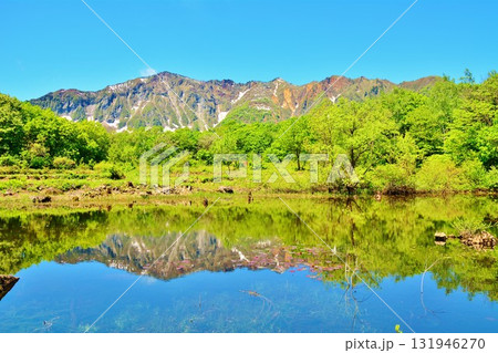 新緑の秘境秋山郷天池・鳥甲山風景 131946270