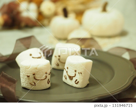 ハロウィンイメージ　おばけのマシュマロ 131946715