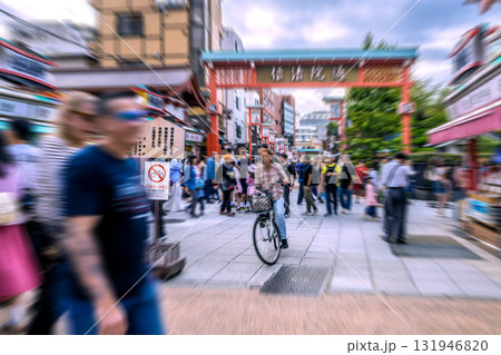 日本の東京都市景観　観光客らで賑わう浅草寺・伝法院通りや仲見世通りなどを望む。危険運転自転車が横行… 131946820