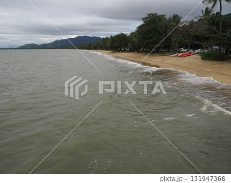 Palm Cove海岸–カヤックと木々が並ぶ静かな湾 131947368