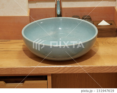 ホテルの洗面台の蛇口と水道水の流れの様子 ホテルの洗面台の蛇口と水道水の流れの様子 131947619