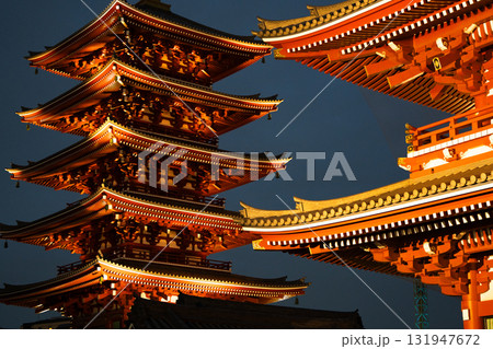 ライトアップされた浅草寺の五重塔と本堂 131947672