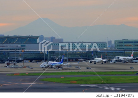 夕暮れの羽田空港と富士山 夕暮れの羽田空港と富士山 131947875