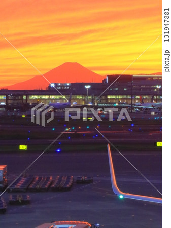 夕焼けの羽田空港と富士山(縦構図) 夕焼けの羽田空港と富士山(縦構図) 131947881
