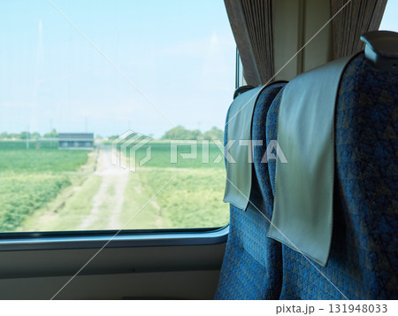 JRの特急列車の車内の座席の風景 131948033