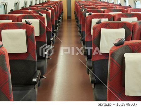 北陸新幹線の車内の座席の風景	 131948037