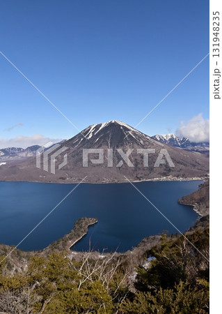 冬の日光、半月山展望台から見た、中禅寺湖と男体山と八丁出島 冬の日光、半月山展望台から見た、中禅寺湖と男体山と八丁出島 131948235